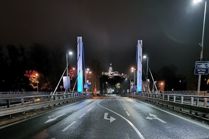 Ilustračný obrázok k článku Žiarivo modrý Chrenovský most: Pozrite si tú krásu na FOTKÁCH
