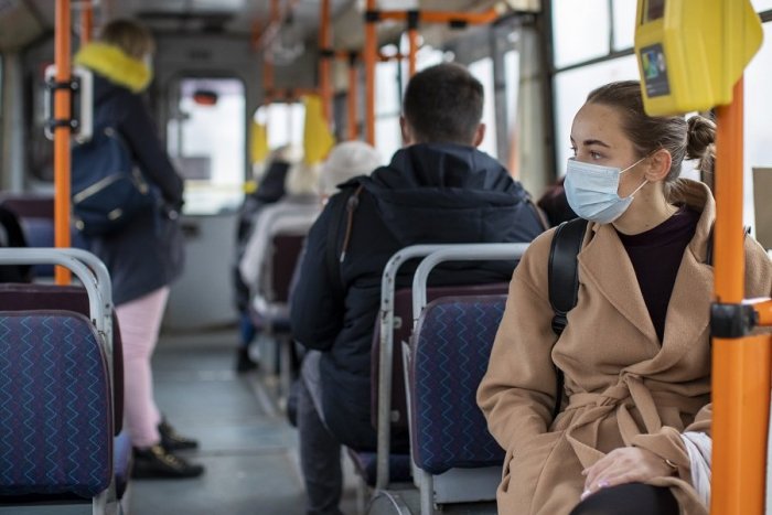Ilustračný obrázok k článku Ako znížiť RIZIKO vírusu vo verejnej doprave? Noste respirátory, nedebatujte a netelefonujte!