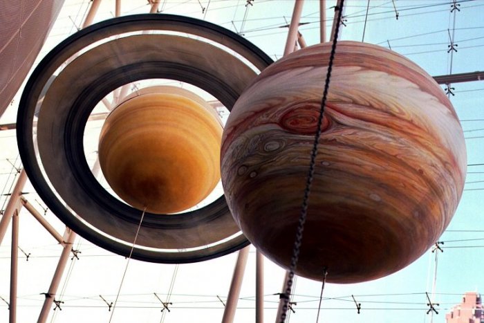 Ilustračný obrázok k článku Nepremeškajte vesmírne preteky! Jupiter a Saturn sa budú na nočnej oblohe naháňať