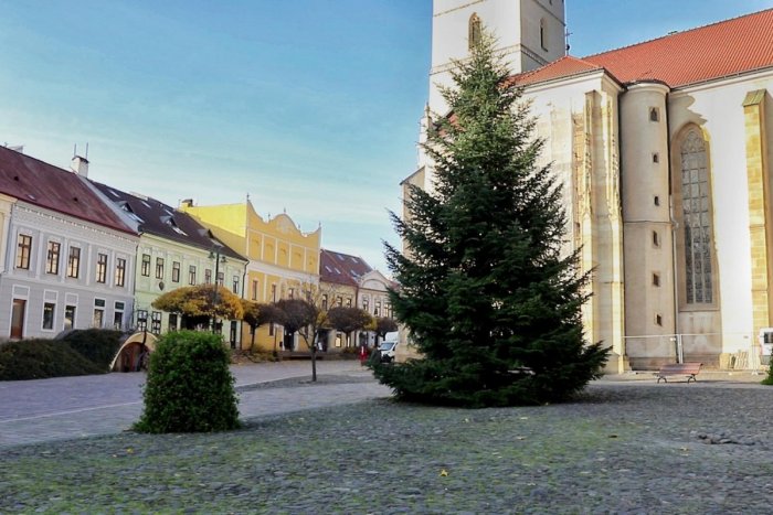 Ilustračný obrázok k článku Vystriedala vlaňajší vianočný smrek: Námestie už zdobí jedľa vysoká 13 metrov, FOTO