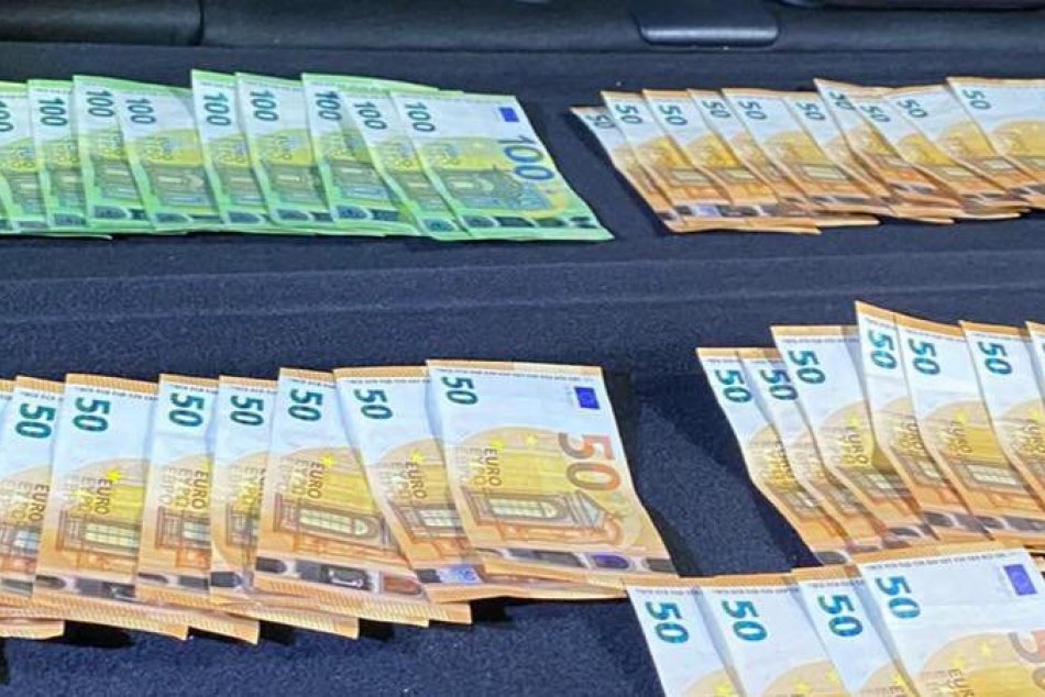 Ilustračný obrázok k článku Policajti v Žiari dolapili dílera: Našli u neho drogy aj tisíce eur, FOTO