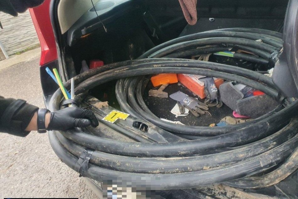 Ilustračný obrázok k článku Pri Prešove mladíci vykopávali telekomunikačné káble: Polícia ich pri čine prichytila