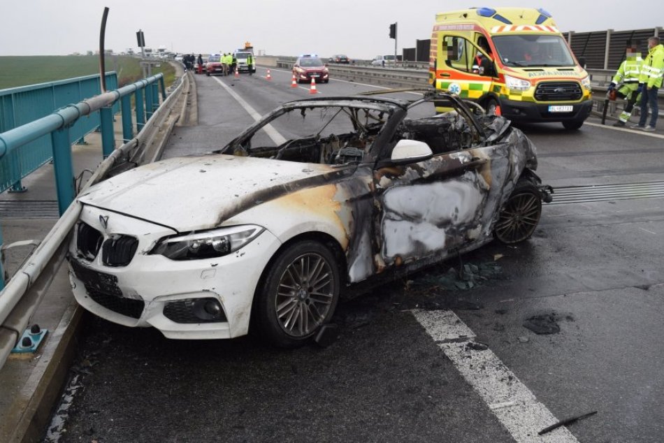 Ilustračný obrázok k článku Dráma na R1: Auto po nehode zachvátili plamene, vodič bojuje o život, FOTO