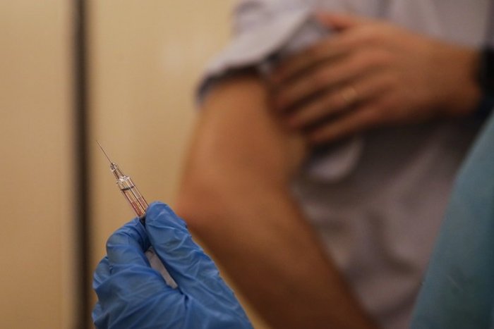 Ilustračný obrázok k článku Očkovanie vakcínou proti covidu-19 bude prebiehať celý budúci rok. Kto ju dostane prvý?