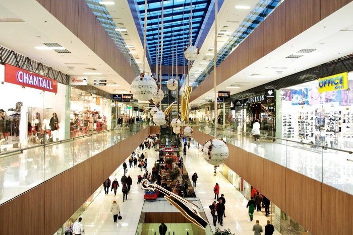 Ilustračný obrázok k článku Zázrak, že prežil: Muž padol v nákupnom centre z výšky 20 metrov, prišiel o nohu