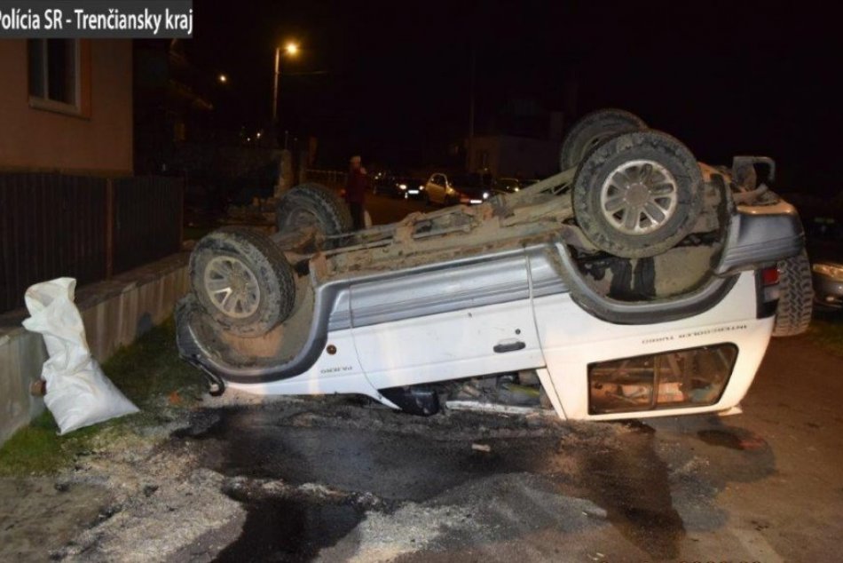 Ilustračný obrázok k článku Nehoda v okrese Trenčín: Opitý vodič skončil po náraze do plota v nemocnici, FOTO