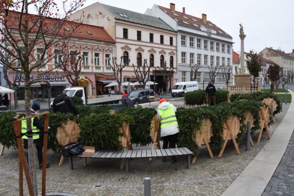 Ilustračný obrázok k článku Trenčín pripravil NOVINKY vo vianočnej výzdobe: Kedy sa rozsvieti stromček? FOTO