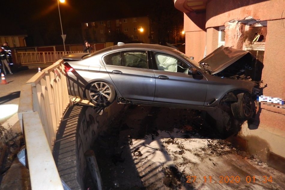 Ilustračný obrázok k článku Tragická nehoda v centre Zvolena: V zakliesnenom aute zahynul spolujazdec, FOTO