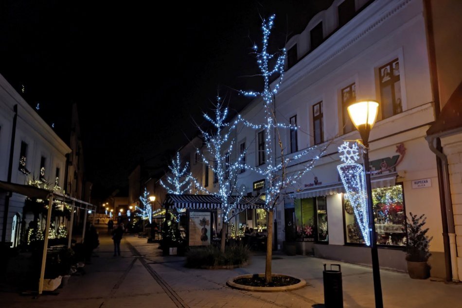 Ilustračný obrázok k článku Najkrajšie sviatky sa blížia: V Nitre pribúda vianočná výzdoba, FOTO