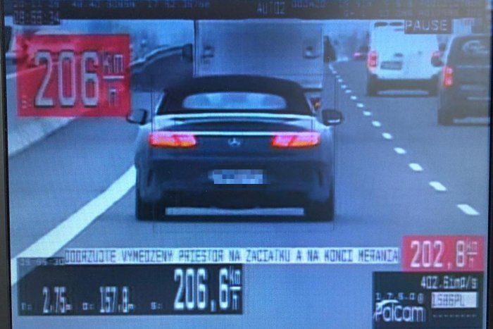 Ilustračný obrázok k článku Mercedes uháňal na D1: Trenčianski policajti uložili vodičovi maximálnu pokutu