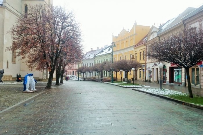 Ilustračný obrázok k článku Porovnanie adventu 2019 a 2020 v Prešove: Vianočné trhy vystriedalo prázdno, FOTO