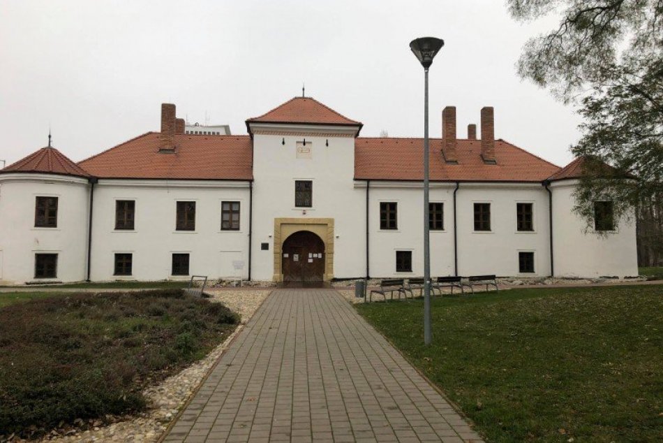 Ilustračný obrázok k článku Vstup do kaštieľa prešiel renováciou: Na zlý stav upozorňoval aj riaditeľ archívu