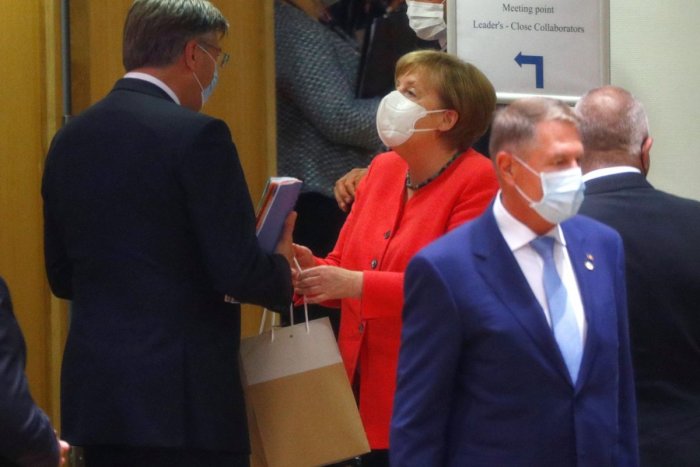 Ilustračný obrázok k článku Prvý premiér v EÚ má koronavírus: Kto je TEN, ktorý sa nakazil od manželky?