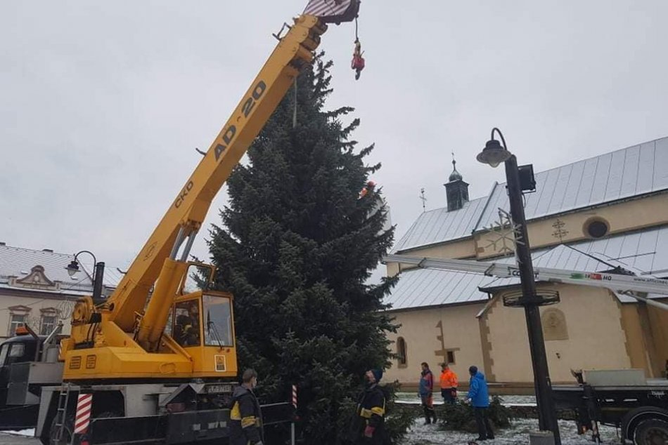 Ilustračný obrázok k článku Na námestí už osadili vianočný stromček: Užitočný bude aj po sviatkoch, FOTO