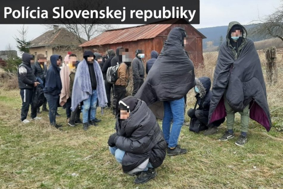 Ilustračný obrázok k článku Policajné ZÁBERY: Z kamióna v Žilinskom kraji vystúpili desiatky migrantov