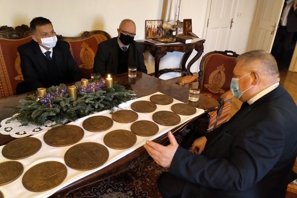 Ilustračný obrázok k článku Nitrianske biskupstvo dostalo vzácny dar: Získalo odliatky pamätných mincí, FOTO