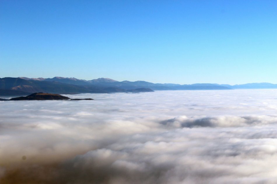 Ilustračný obrázok k článku Keď Bystricu prikryje perina z oblakov: Zažili ste už takúto inverziu? FOTO
