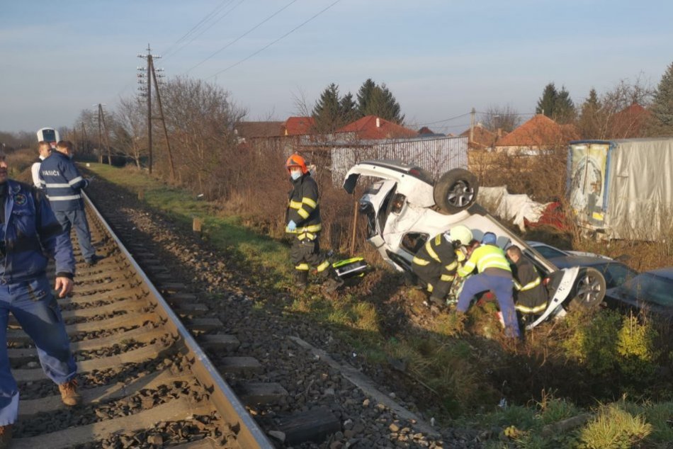 Ilustračný obrázok k článku Dráma neďaleko Nitry: Vlak sa zrazil s osobným autom, FOTO