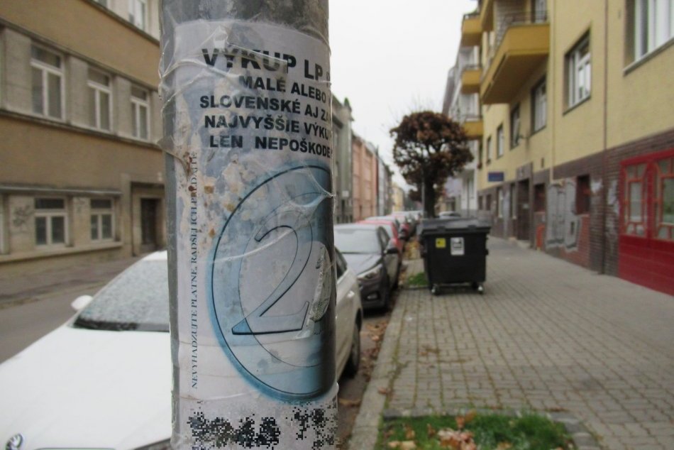 Ilustračný obrázok k článku Stĺpy osvetlenia v Bystrici sú oblepené reklamami: Mestskáči hrozia pokutami, FOTO