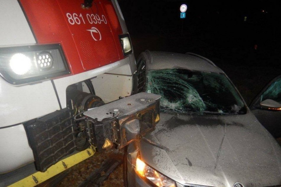 Ilustračný obrázok k článku Dráma na železnici: Vlak sa zrazil s osobným autom, FOTO