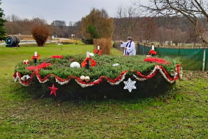 Ilustračný obrázok k článku Na Vianoce sa pripravujú aj v neďalekej obci: Obyvateľov teší veľký adventný veniec