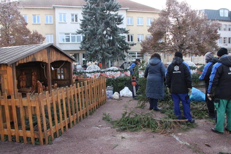Ilustračný obrázok k článku Vianoce sa blížia: V centre mesta inštalujú výzdobu, FOTO