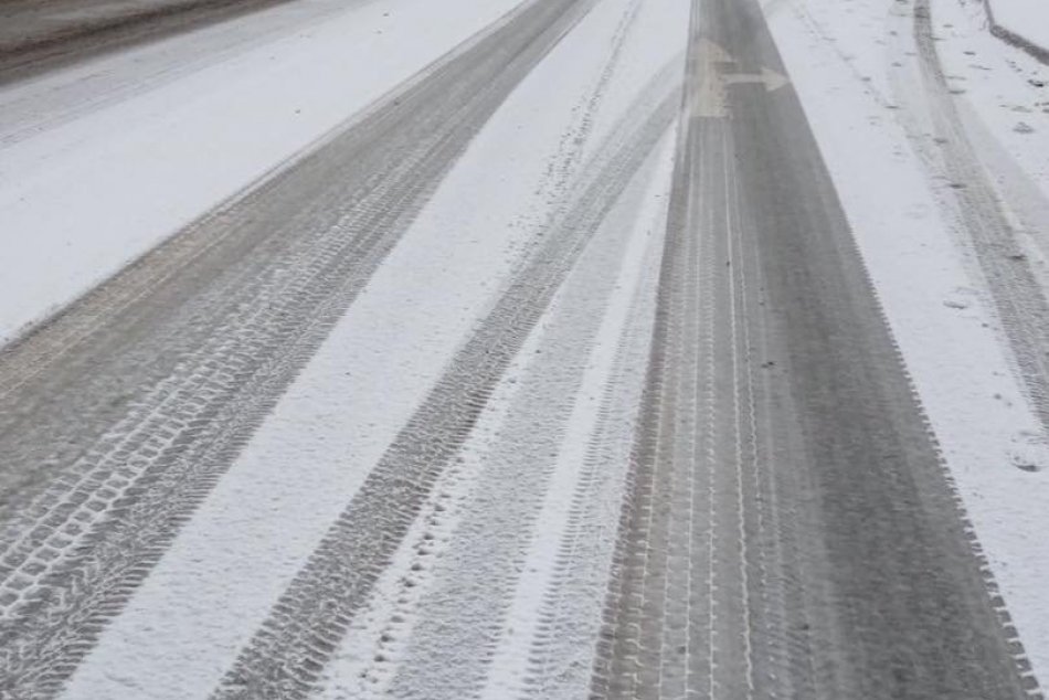 Ilustračný obrázok k článku Dopravnú situáciu na Slovensku komplikuje sneh: KDE všade je situácia nepriaznivá?