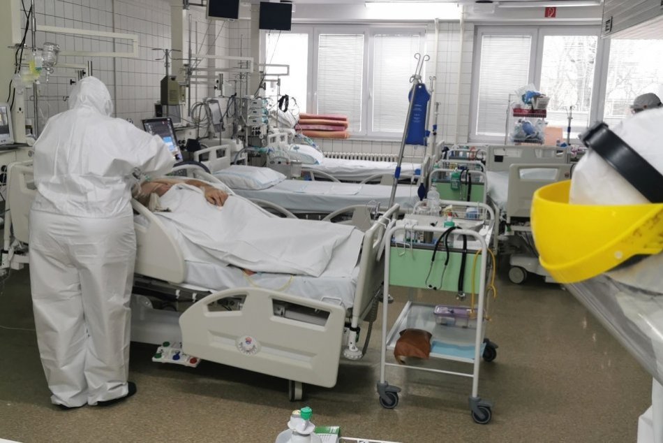 Ilustračný obrázok k článku Počty naďalej stúpajú: V bystrickej nemocnici sú už desiatky ľudí s ochorením COVID-19