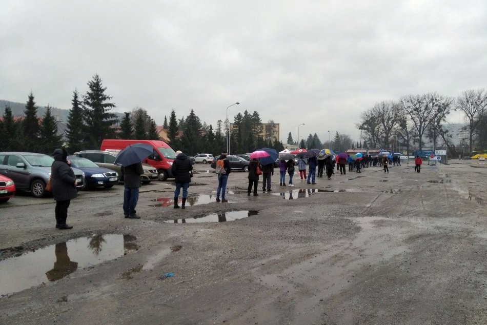 Ilustračný obrázok k článku Ľudí neodradil ani dážď: V Bystrici čakali na testovanie v dlhom rade, VIDEO a FOTO