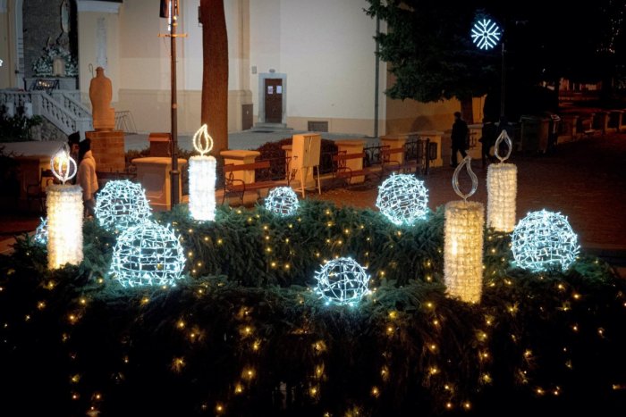 Ilustračný obrázok k článku Vianoce sa blížia: Na topoľčianskom adventom venci rozžiarili druhú sviecu