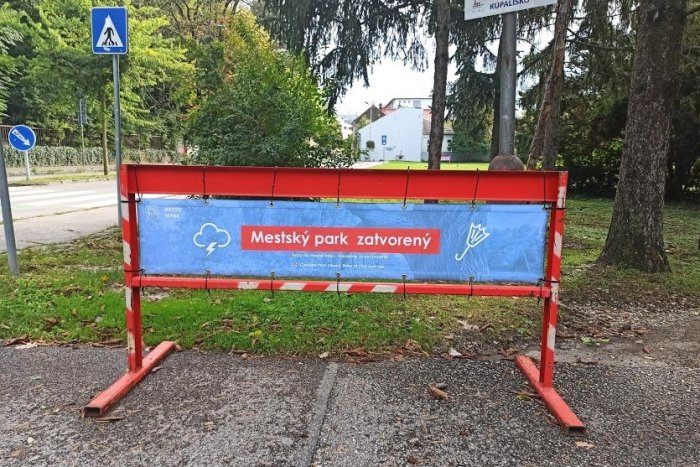 Ilustračný obrázok k článku Nitru varujú pred silným vetrom: Mesto už uzavrelo park aj cintorín