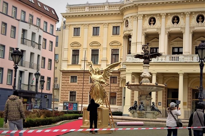 Ilustračný obrázok k článku Na Hviezdoslavovom námestí je rušno. Zo dňa na deň sa tam objavila zlatá socha s krídlami