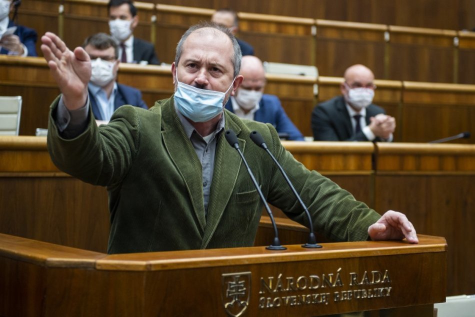 Ilustračný obrázok k článku FRAŠKA v parlamente: Kotleba blokoval rečnícky pult, Matoviča nazval psychopatom