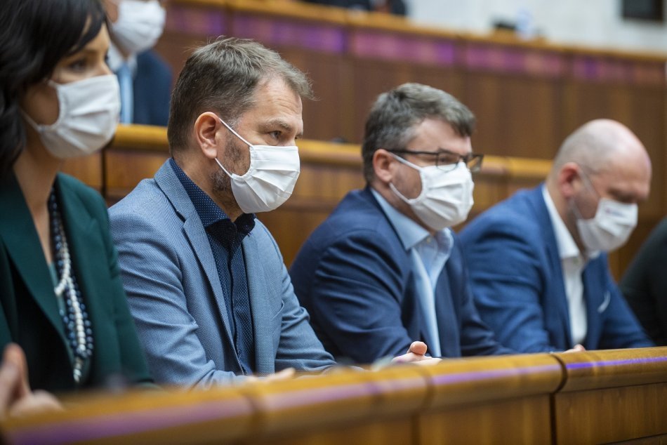 Ilustračný obrázok k článku Papalášizmus ministrov? Holý má ukázať negatívny PCR test, inak by mal skončiť