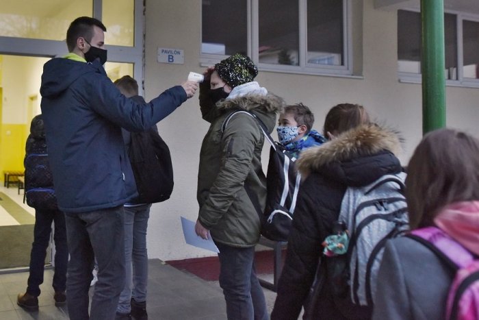 Ilustračný obrázok k článku Školy v Žarnovici aj v Novej Bani ostanú zatvorené: O testovanie nebol záujem