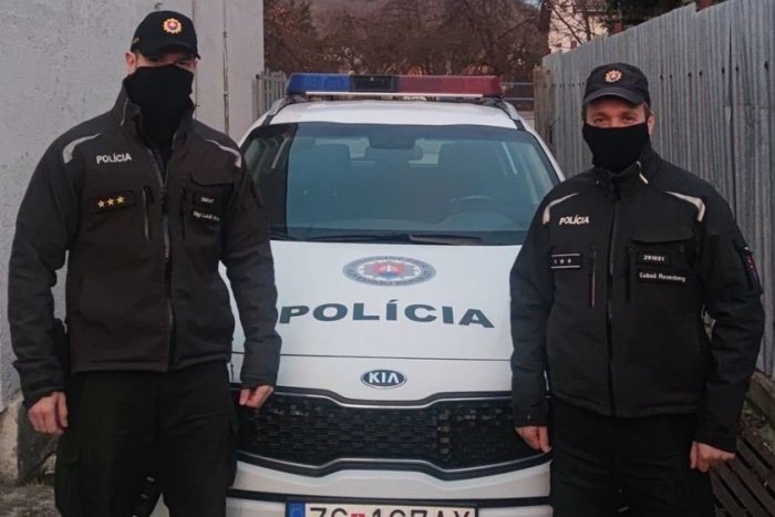 Ilustračný obrázok k článku Z dvora rodinného domu šľahali plamene: Rýchla reakcia žarnovických policajtov, FOTO