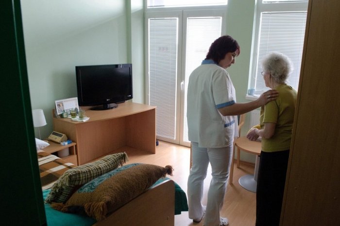 Ilustračný obrázok k článku Veľká pomoc pre bystrických seniorov: Opatrovanie bude môcť pokračovať aj v domácom prostredí