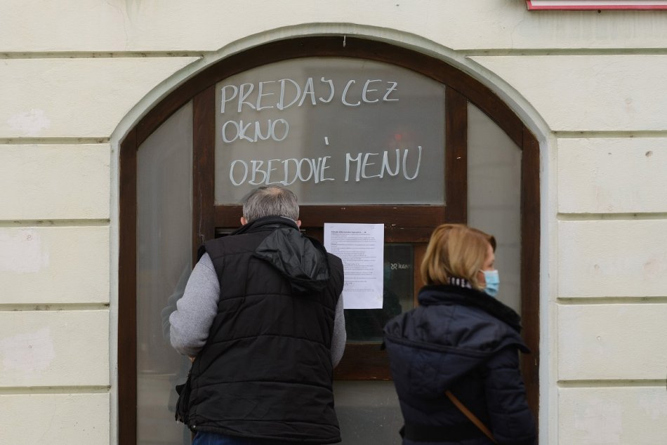 Ilustračný obrázok k článku Terasy podnikov v Nitre sa zatvorili: Predávajú cez okienko, FOTO