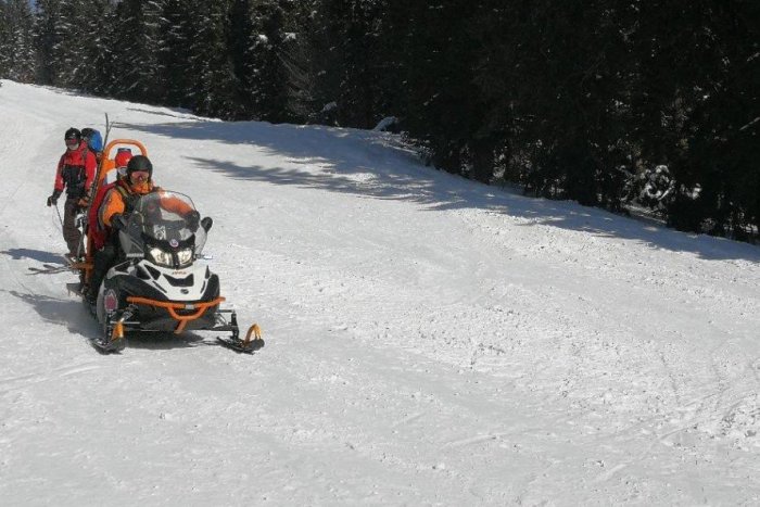 Ilustračný obrázok k článku Pod Chopkom sa vážne zranil mladý lyžiar: Vybral sa po zjadzovke mimo prevádzky