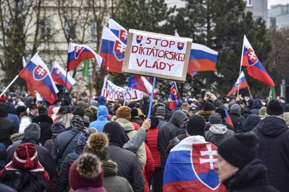 Ilustračný obrázok k článku Kotlebovci protestovali pred Prezidentským palácom: Bez rúšok a odstupov, VIDEO