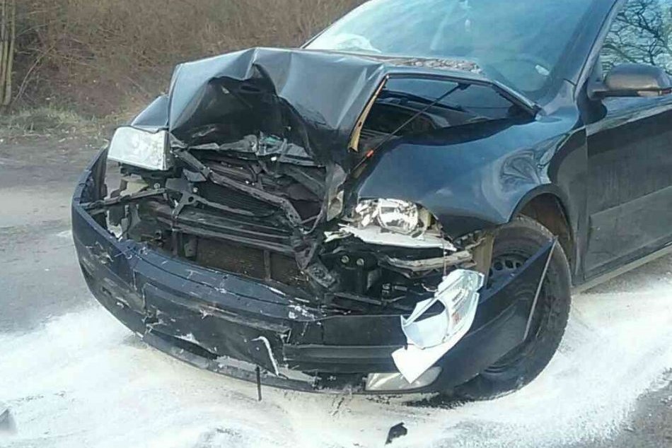 Ilustračný obrázok k článku Zrážka dvoch áut: Po nehode hlásili zraneného, FOTO