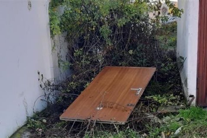 Ilustračný obrázok k článku Čiernu skládku už raz upratali: Na rovnakom mieste sa znova objavil odpad