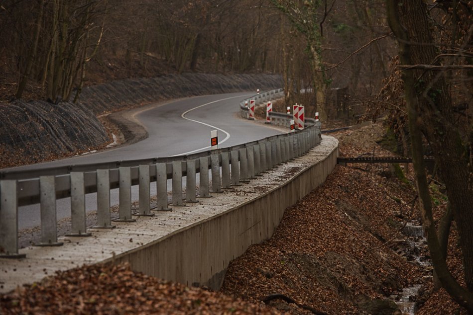 Ilustračný obrázok k článku Problémová cesta na Machnáč prechádza obnovou: Kedy ju majú dokončiť? FOTO