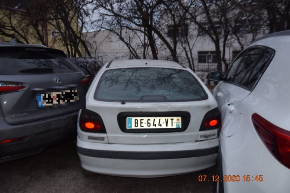 Ilustračný obrázok k článku Prievidzskí policajti vyšetrujú nehodu: Hľadá sa majiteľ tohto vozidla na FOTO