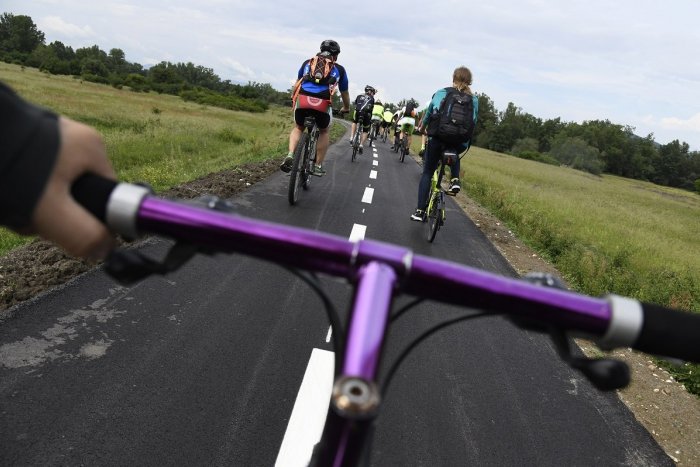 Ilustračný obrázok k článku Dobré správy o nových cyklistických cestičkách z Lučenca: Začali sa prípravné práce