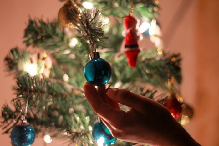 Ilustračný obrázok k článku Rozžiari každú domácnosť: Viete, prečo zdobíme na Vianoce práve stromček?