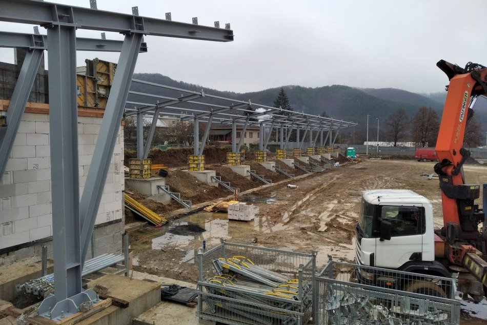 Ilustračný obrázok k článku Práce neutíchajú ani v zime: V Bystrici rastie nový futbalový štadión, FOTO