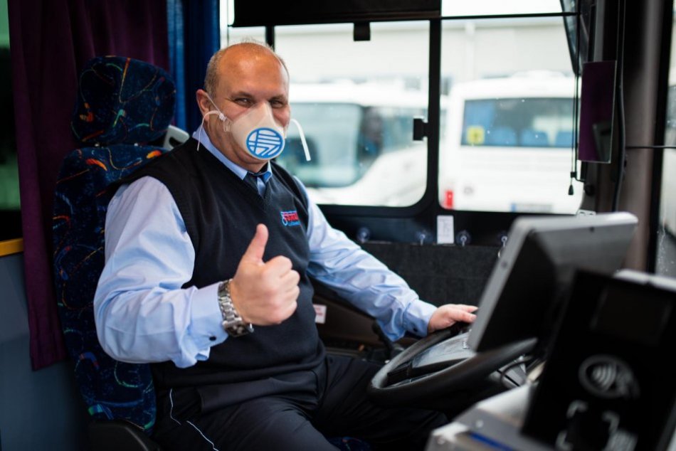 Ilustračný obrázok k článku Pomoc pre vodičov prímestských autobusov v kraji: Dostali nové ochranné masky, FOTO