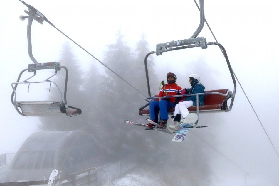 Ilustračný obrázok k článku Ako trávite lockdown? V stredisku pri Bystrici si lyžiari užívajú prázdny svah, FOTO
