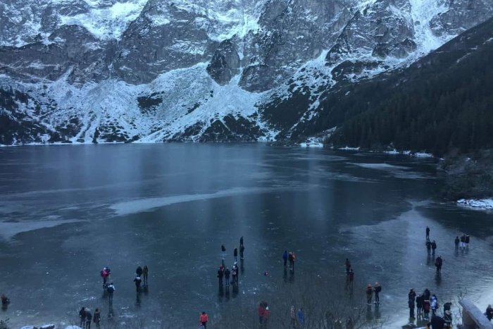 Ilustračný obrázok k článku Neuveriteľný hazard v Tatrách: Ľudia stáli na slabo zamrznutom jazere!